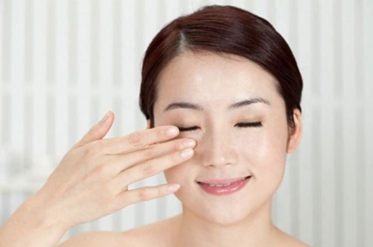 Tinh dầu hoa anh thảo dưới dạng bôi ngoài da 1 Tinh dầu hoa anh thảo dưới dạng bôi ngoài da 1