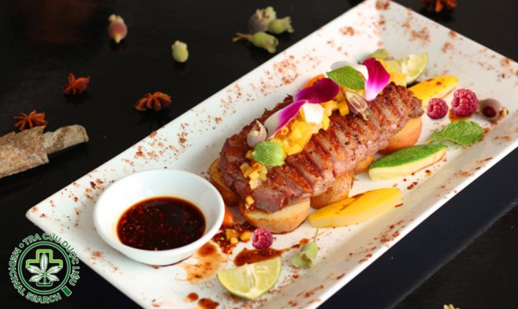 2.10. Ức vịt sốt phúc bồn tử 1