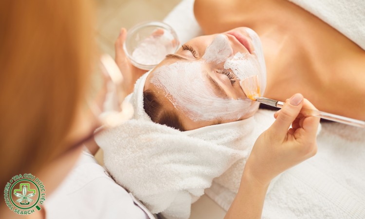 Mẹ sau sinh có thể đắp mặt sữa ong chúa làm đẹp da 1